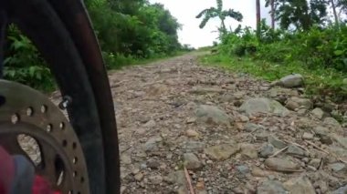 Direksiyondan dağ manzaralı bir yerde motosiklet sürmek. Yüksek kalite 4k görüntü