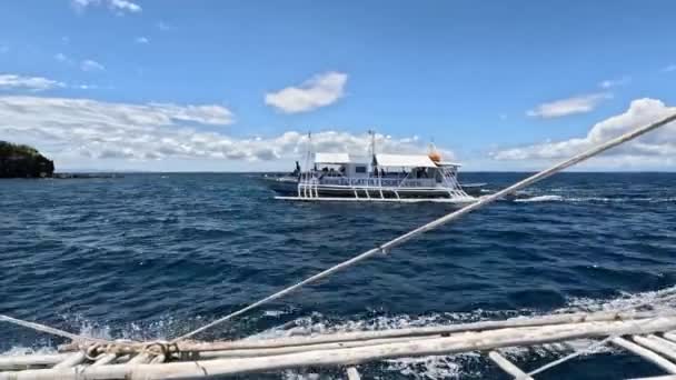 Човен Пливе Між Тропічними Островами Океану Високоякісні Кадри — стокове відео