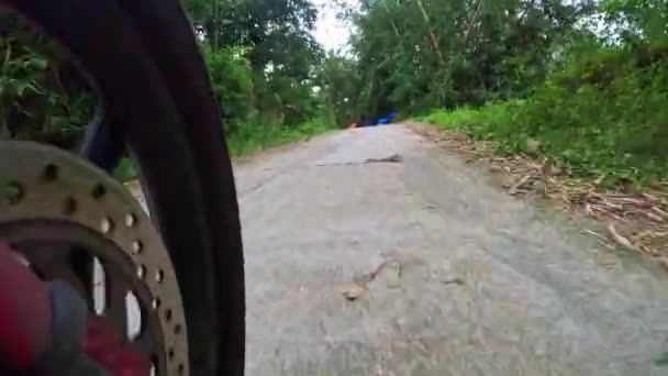 骑摩托车在山路上从车轮上看风景 高质量的4K镜头 — 图库视频影像