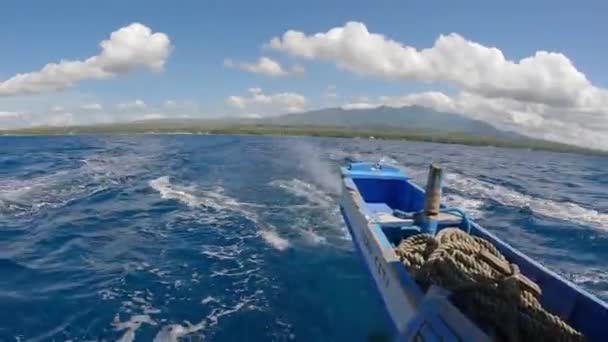 Човен Пливе Між Тропічними Островами Океану Високоякісні Кадри — стокове відео