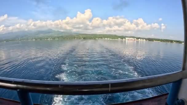 Лодка Плывет Между Тропическими Островами Океана Высококачественные Кадры — стоковое видео