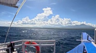 Tekne, okyanusun tropikal adaları arasında yol alır. Yüksek kalite 4k görüntü