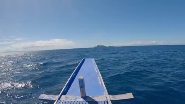 Łódź Płynie Między Tropikalnymi Wyspami Oceanu Wysokiej Jakości Materiał — Wideo stockowe