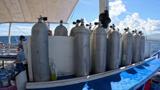 Barco Navega Entre Ilhas Tropicais Oceano Imagens Alta Qualidade — Vídeo de Stock
