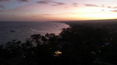 Günbatımı dağlarının zamanı tropikal ada drone okyanus bulutları. Yüksek kalite 4k görüntü