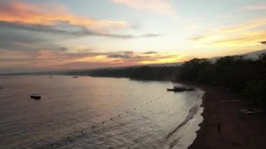 Günbatımı dağlarının zamanı tropikal ada drone okyanus bulutları. Yüksek kalite 4k görüntü