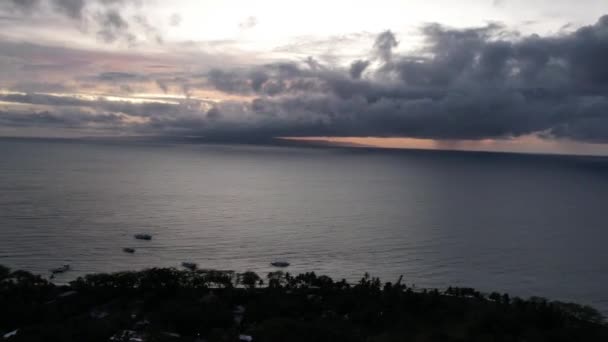 Tenggang Waktu Matahari Terbenam Pegunungan Tropis Pulau Dengung Awan Laut — Stok Video