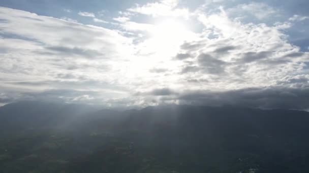 Timelapse Zonsondergang Bergen Tropisch Eiland Drone Oceaan Wolken Hoge Kwaliteit — Stockvideo