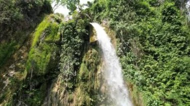 Filipinler 'deki güzel bir şelalenin insansız hava aracı görüntüleri tropikal bir ada olan Şelale' deki derin bir boğazda mavi yeşil suyla mavi yeşil su dronu ile. Yüksek kalite 4k görüntü