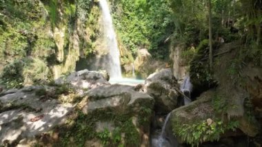 Filipinler 'deki güzel bir şelalenin insansız hava aracı görüntüleri tropikal bir ada olan Şelale' deki derin bir boğazda mavi yeşil suyla mavi yeşil su dronu ile. Yüksek kalite 4k görüntü