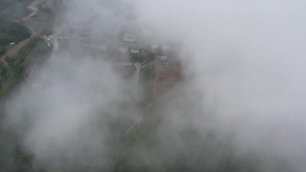 Ormanın Ortasındaki Bir Volkanda Termik Santral Büyük Borulardan Yükselen Buhar — Stok video