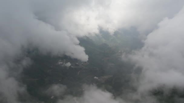 Κινηματογράφηση Από Ένα Drone Που Φέρουν Στη Βροχή Πάνω Από — Αρχείο Βίντεο