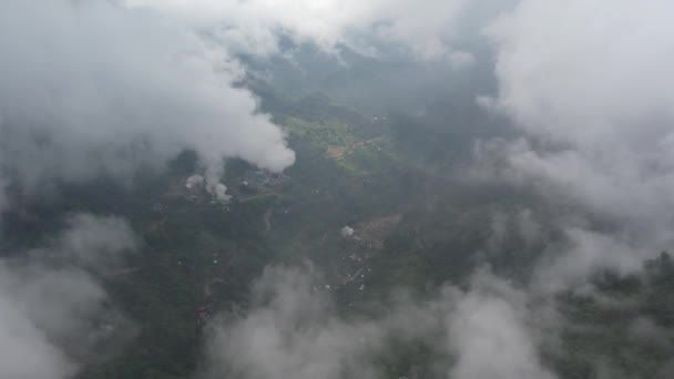 在雨中飞行在被云雾覆盖的高山上 在雨中的雾中 在菲律宾热带岛屿上在云雾中飞行在热带雨林上在雨中的雾中 — 图库视频影像