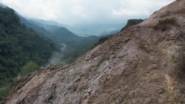 火山ガスによる白い煙は ジャングルに覆われた熱帯の島の火山の斜面から出現し 熱い硫黄の石フィリピンの煙山火山 高品質4K映像 — ストック動画