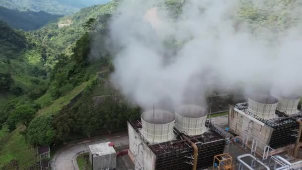 Thermische Centrale Een Vulkaan Het Midden Van Jungle Stoom Stijgt — Stockvideo