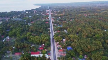 Tropik bir adada gün doğumu. Yüksek kaliteli 4k görüntü dron palmiyesi