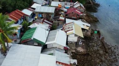 İnsanlar tropikal bir adada deniz mahsulleri topluyor, günbatımı, güneş dağın arkasına gidiyor, balıkçı tekneleri, tropikal bir adada okyanus akıntısı. Yüksek kalite 4k görüntü