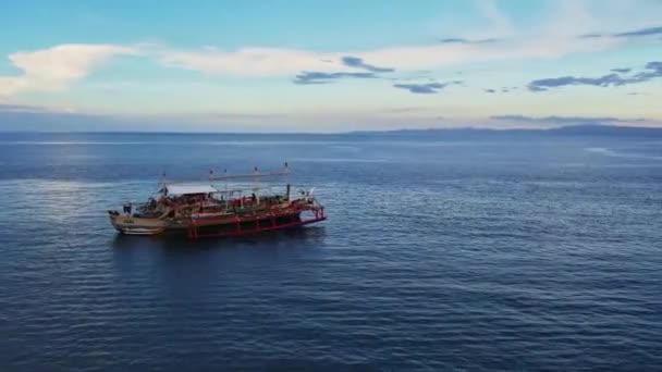人们在热带岛屿的低潮 落山后的太阳 热带落日岛上的海洋低潮中捕捞海产品 高质量的4K镜头 — 图库视频影像