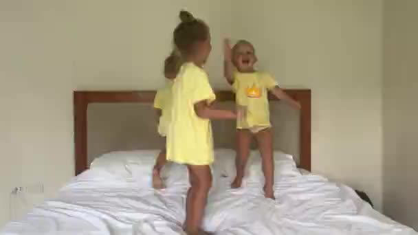 Сёстры Тройняшки Играют Кровати Высококачественные Кадры — стоковое видео
