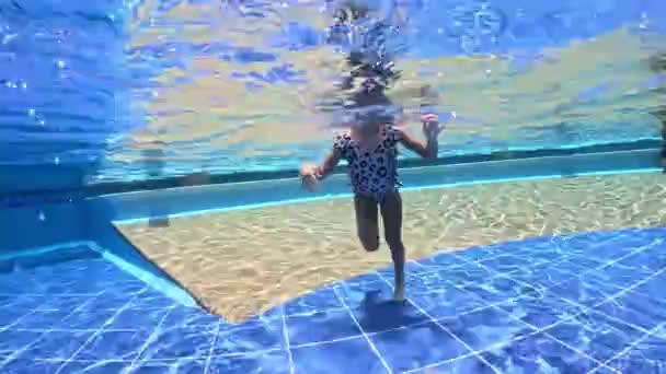 Маленькі Дівчата Сестри Триплети Плавають Басейні Маскою Сноркл Під Водою — стокове відео