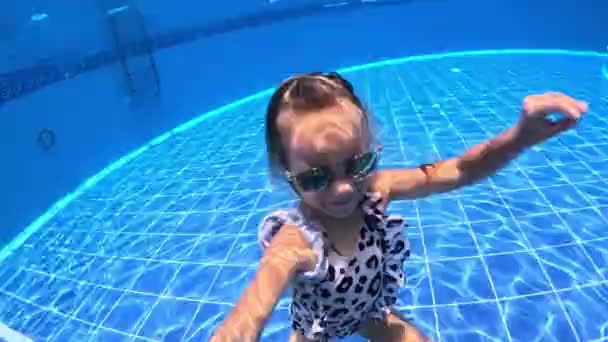Маленькие Девочки Сестры Тройняшки Плавают Бассейне Маской Трубкой Водой Высококачественные — стоковое видео