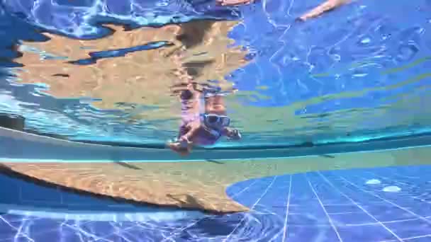 Małe Dziewczynki Siostry Trojaczki Pływają Basenie Maską Nurkują Pod Wodą — Wideo stockowe