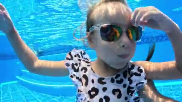 Meninas Irmãs Trigêmeos Nadam Uma Piscina Com Uma Máscara Snorkel — Vídeo de Stock