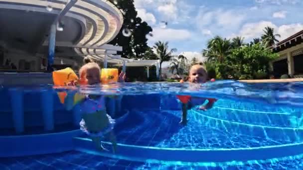 Petites Filles Sœurs Triplés Nagent Dans Une Piscine Avec Masque — Video