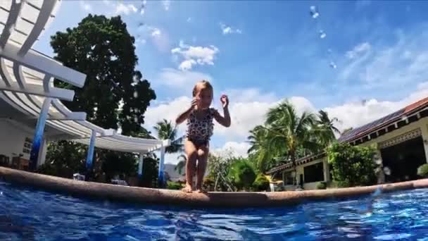 Маленькая Девочка Прыгает Бассейн Водой Высококачественные Кадры — стоковое видео