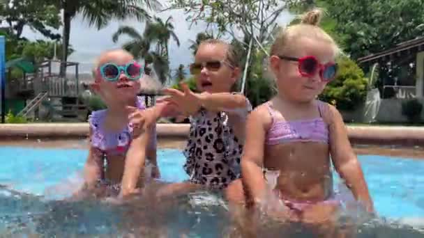 Petites Filles Trois Sœurs Triplets Sœurs Jouant Dans Piscine Maillots — Video
