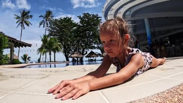 Маленькие Девочки Близнецы Загорают Берегу Бассейна Высококачественные Кадры — стоковое видео