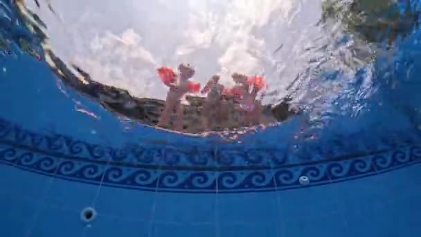 Drillingsschwestern Springen Schwimmbad Hochwertiges Filmmaterial — Stockvideo
