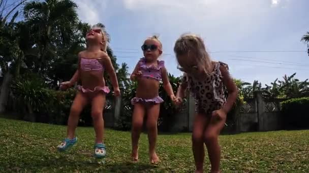 Маленькие Дети Сестра Тройняшки Года Играют Бассейне Траве Солнце Летом — стоковое видео