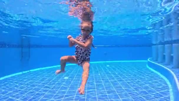 Kleine Mädchen Schwestern Drillinge Schwimmen Einem Pool Mit Maske Und — Stockvideo