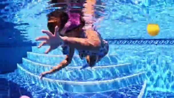 Meninas Irmãs Trigêmeos Nadam Uma Piscina Com Uma Máscara Snorkel — Vídeo de Stock