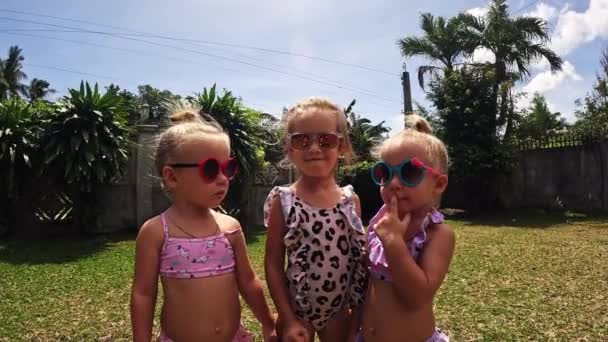 Crianças Pequenas Irmã Trigêmeos Anos Brincam Piscina Grama Sol Verão — Vídeo de Stock