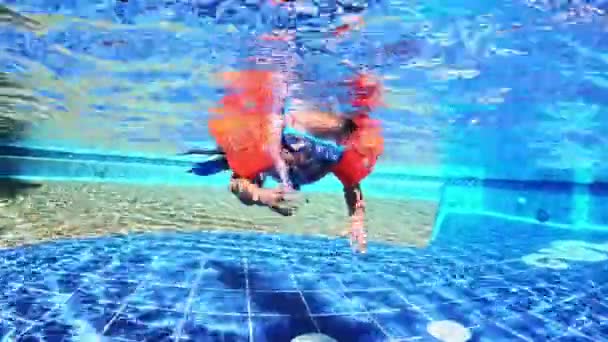 Маленькі Дівчата Сестри Триплети Плавають Басейні Маскою Сноркл Під Водою — стокове відео