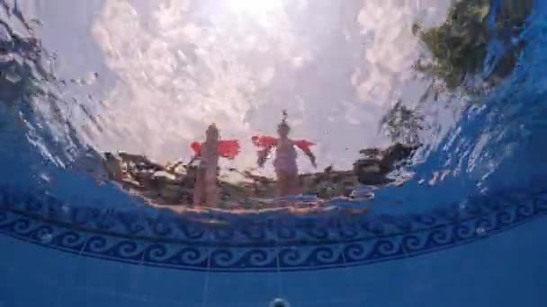 Дети Триплетных Сестер Прыгают Бассейн Высококачественные Кадры — стоковое видео