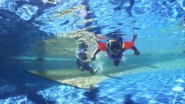 Маленькие Девочки Сестры Тройняшки Плавают Бассейне Маской Трубкой Водой Высококачественные — стоковое видео
