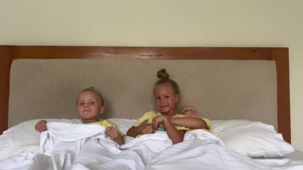 Pequenas Irmãs Trigémeas Brincar Cama Imagens Alta Qualidade — Vídeo de Stock