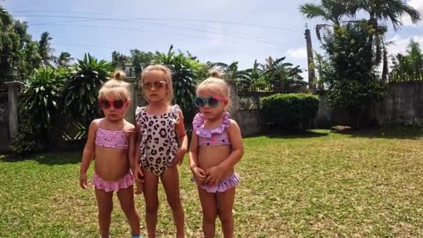 Kız Kardeşler Çimlerin Üzerinde Zıplayan Üçüzler Yaşları Küçük Kızlar Güneş — Stok video