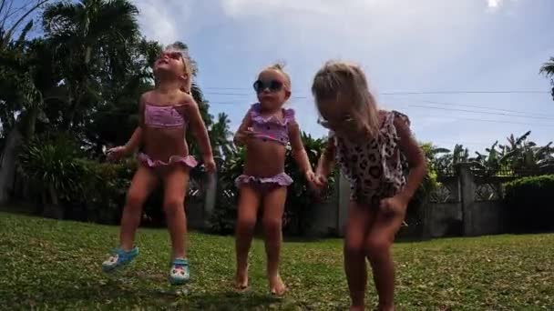 Сестри Триплети Стрибають Траві Роки Маленькі Дівчата Три Сестрички Сонцезахисних — стокове відео