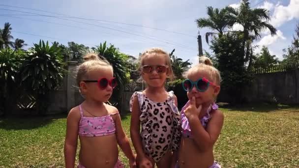 Sestry Trojčata Skákající Trávě Roky Holčičky Tři Sestry Slunečních Brýlích — Stock video
