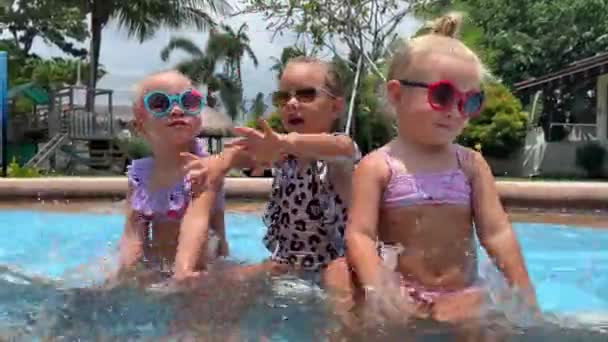 Triplette Bambine Tre Sorelle Anni Giocano Piscina Gemelle Con Gli — Video Stock