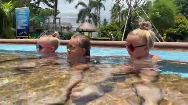 Trojaczki Trzy Siostry Wieku Lat Bawiące Się Basenie Bliźniaczki Okularach — Wideo stockowe