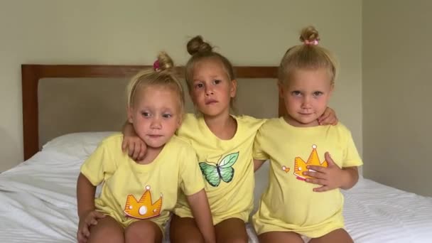 Trillinger Små Piger Tre Søstre Leger Sengen Pyjamas Tvillinger Hoppe – Stock-video
