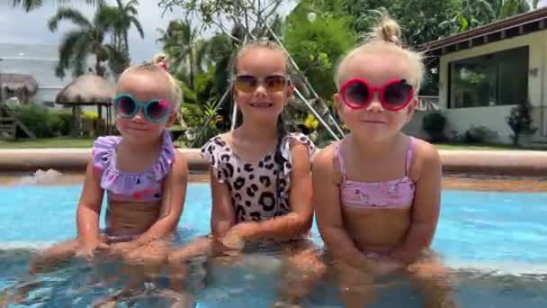 Små Trillinger Tre Søstre Gamle Leker Bassenget Tvillinger Solbriller Opptak – stockvideo