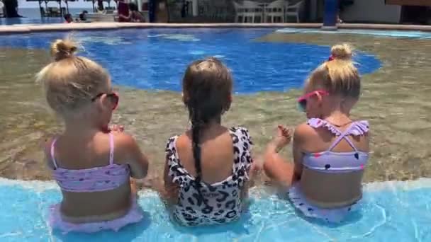 Üçüzler Yaşlarındaki Kız Kardeş Havuzda Oynuyorlar Güneş Gözlüklü Ikizler Yüksek — Stok video
