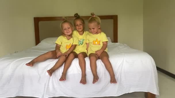 Trigémeas Meninas Três Irmãs Anos Brincando Cama Pijama Gêmeas Saltar — Vídeo de Stock