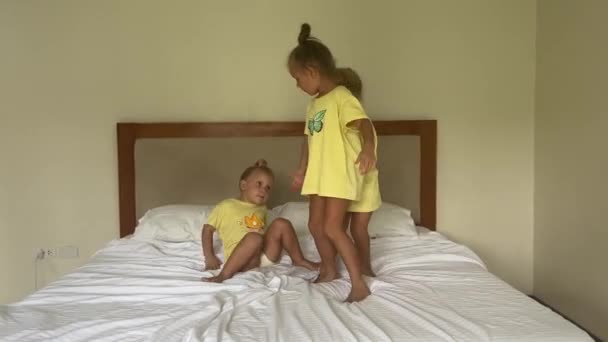 Trojčata Tři Sestry Roky Hrající Posteli Pyžamu Dvojčata Skákání Sezení — Stock video